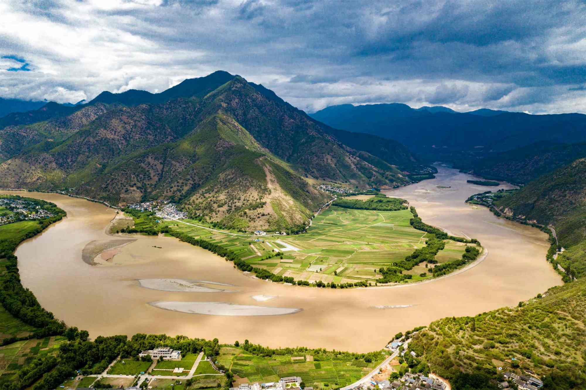 The first bend of the Yangtze River Tour