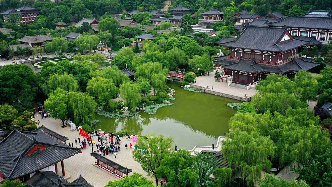 Huaqing Hot Springs(华清宫Also known as Huaqing Palace)  xian tour guide private travel laocal tavel agency